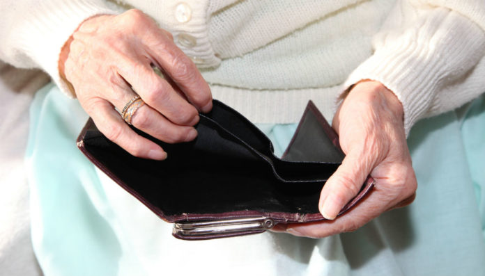 Ηλικιωμένη έριξε χρήματα από το μπαλκόνι σε άγνωστους - Media