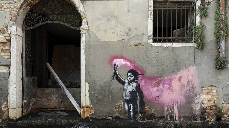«Υπέγραψε» ο Banksy την προσφυγοπούλα με τη φωτοβολίδα (Photos) - Media