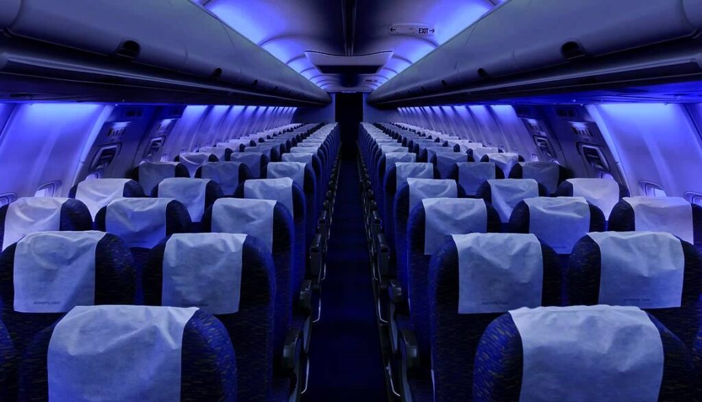 Γιατί χαμηλώνουν τα φώτα της καμπίνας του αεροπλάνου στην απογείωση και την προσγείωση - Media