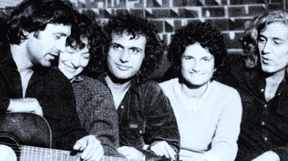 Η ελίτ του ελληνικού τραγουδιού σε μια συλλεκτική φωτογραφία (Photo) - Media