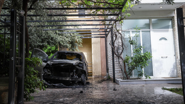 Οι «εμπρηστικοί αντιαστυνομικοί reporters» έκαψαν το αυτοκίνητο της Μίνας Καραμήτρου - Media