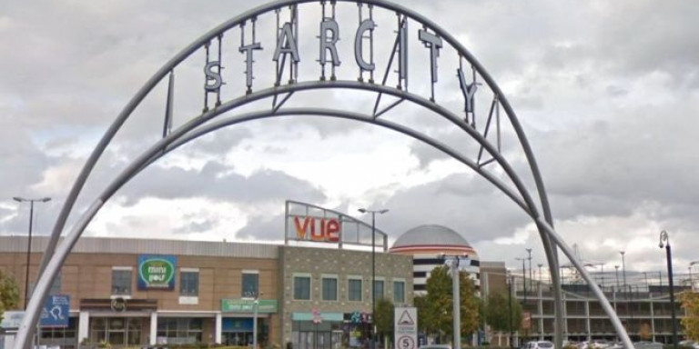 Σφηνώθηκε το κεφάλι του σε κάθισμα κινηματογράφου ψάχνοντας τα κλειδιά του, και πέθανε - Media