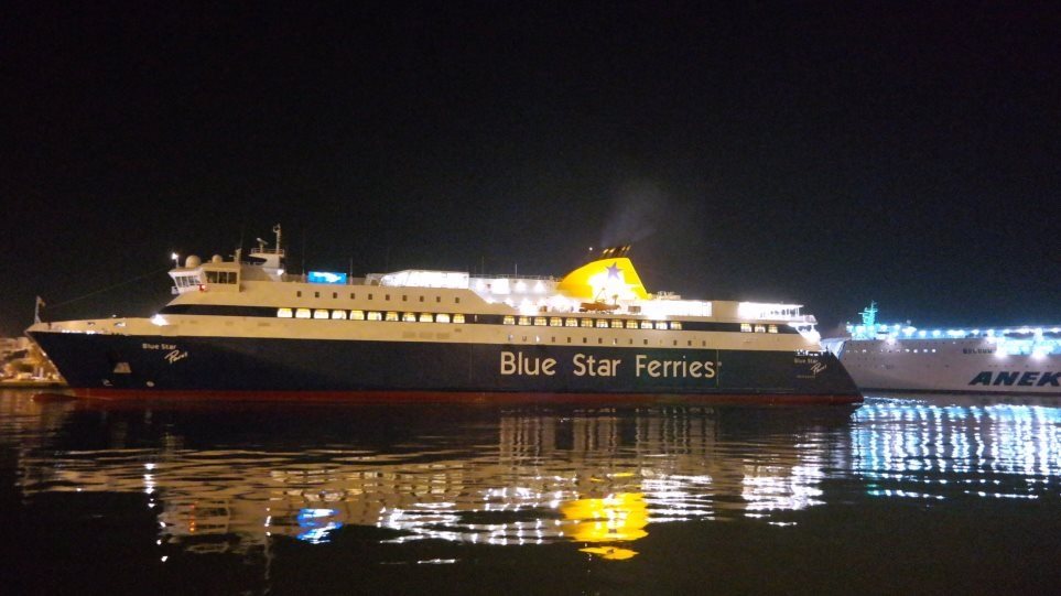 Bλάβη στο Blue Star Paros και ταλαιπωρία για 566 επιβάτες - Media