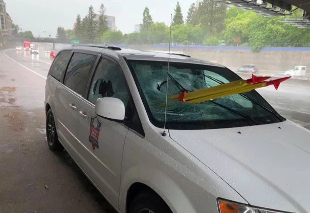 Μυτερό τρίποδο έπεσε από γέφυρα και καρφώθηκε σε διερχόμενο αυτοκίνητο – Σώος από τύχη ο οδηγός (Photos) - Media