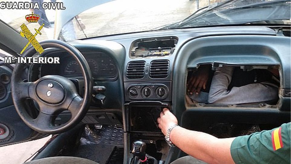 Άνδρας κρύφτηκε στο… ντουλαπάκι αυτοκινήτου για να γλυτώσει τον έλεγχο στα σύνορα (Photos)  - Media