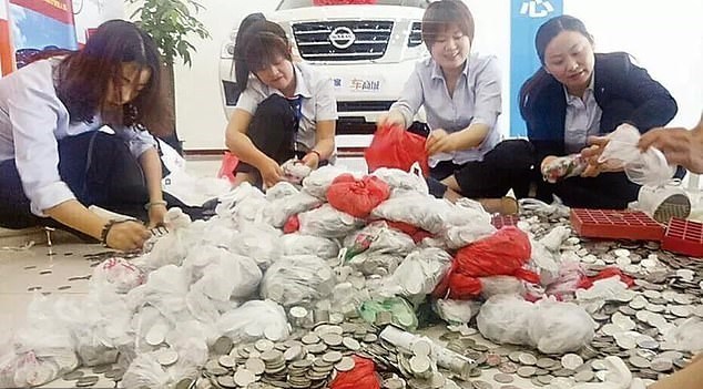 Αγόρασε αυτοκίνητο και πλήρωσε 24.000 ευρώ σε... κέρματα (Video) - Media