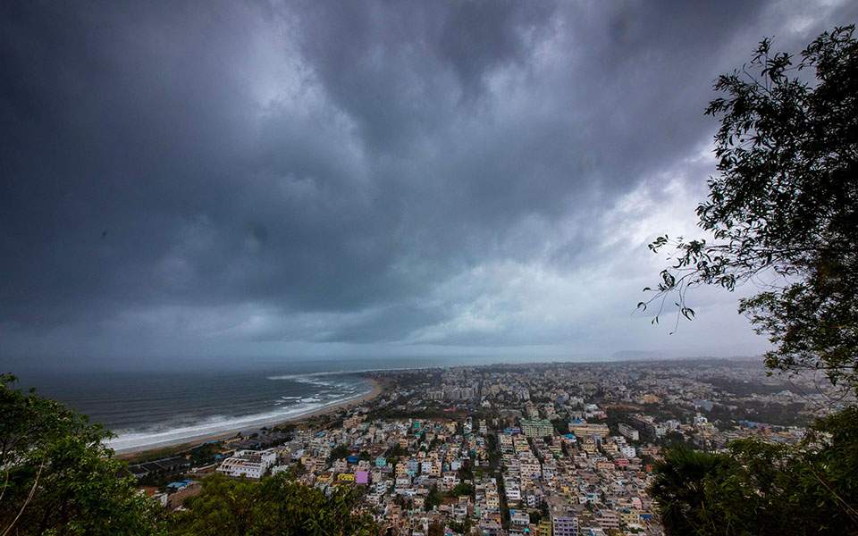 Ινδία: Περισσότεροι από 800.000 κάτοικοι απομακρύνονται λόγω του κυκλώνα Φάνι - Media