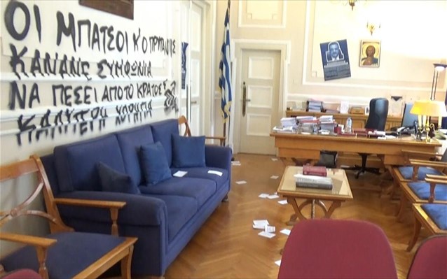 Οικονομικό Πανεπιστήμιο Αθηνών: Εισβολή αγνώστων και συνθήματα στο γραφείο του πρύτανη (Photos) - Media