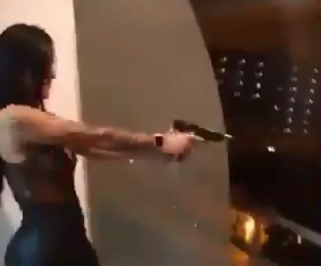 Οι «εξυπνάδες» με τα όπλα πληρώνονται: 19χρονη συνελήφθη επειδή πυροβολούσε από το μπαλκόνι της (Video) - Media