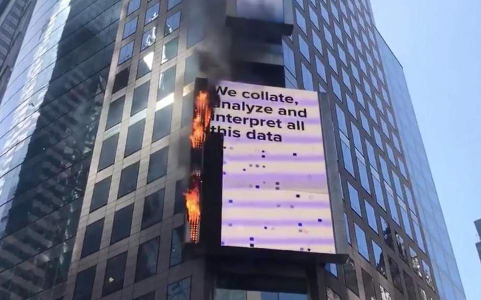 Πυρκαγιά σε ψηφιακή διαφημιστική γιγαντοοθόνη στην Τάιμς Σκουέαρ της Νέας Υόρκης - Media