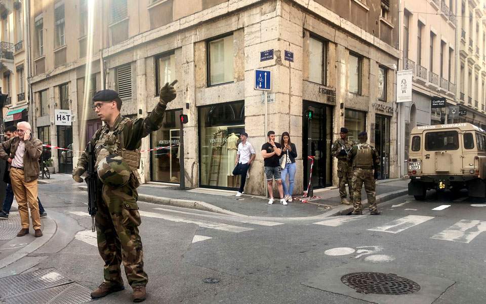 Συνελήφθη ύποπτος για την έκρηξη του παγιδευμένου δέματος στη Λυών - Media