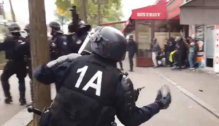 Γαλλία: Αστυνομικός πετάει κομμάτι τσιμέντου στους διαδηλωτές (Video) - Media
