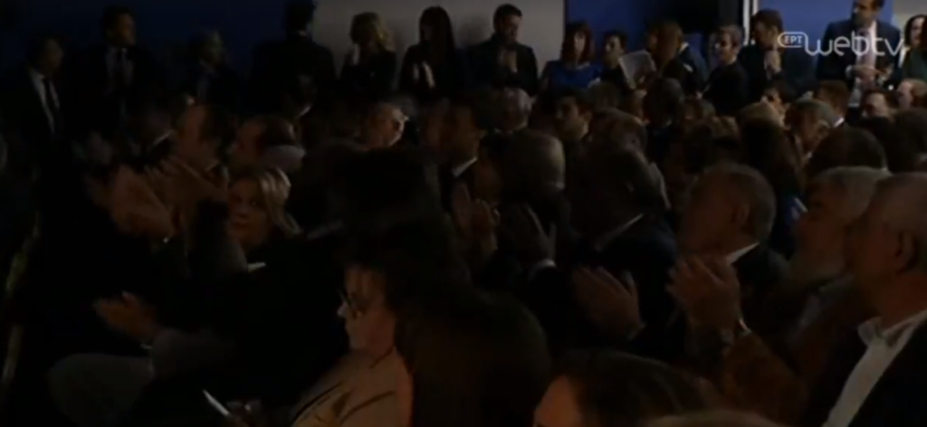 Μπλακ άουτ στην αίθουσα τη στιγμή που μιλούσε ο Κυριάκος Μητσοτάκης – Πως αντέδρασε ο πρόεδρος της ΝΔ (Video) - Media