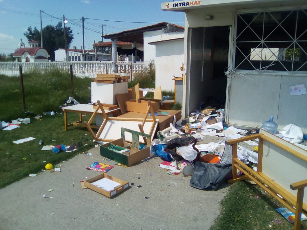 Εικόνες απόλυτης καταστροφής νηπιαγωγείου σε οικισμό Ρομά (Photos) - Media