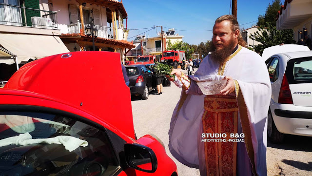 Στο Ναύπλιο έκαναν αγιασμό… αυτοκινήτων - Έραναν παρμπρίζ και καπό! (Video) - Media