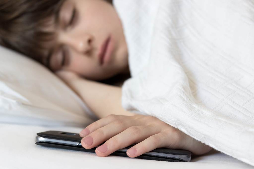 O λόγος που δεν πρέπει να κοιμάστε με το κινητό κάτω από το μαξιλάρι - Media