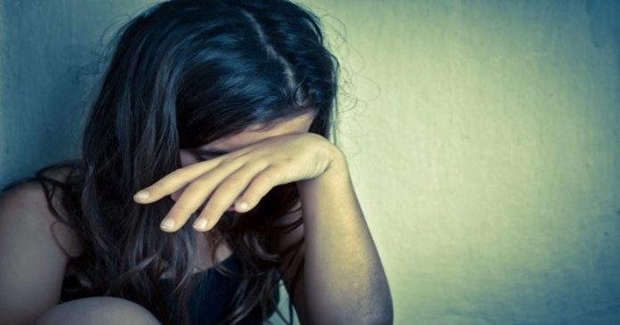 Απίστευτο περιστατικό παιδικής κακοποίησης στα Χανιά: Θετός πατέρας χτυπούσε και έκοβε τα μαλλιά ανήλικης - Media