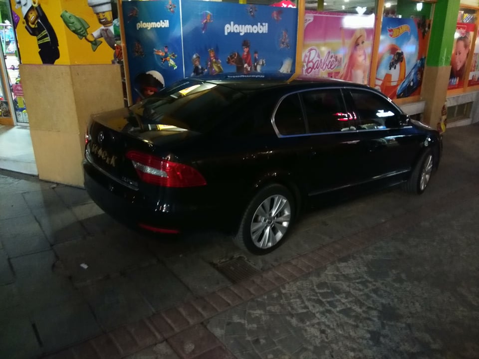 Η υπερπολυτελής λιμουζίνα του Μητροπολίτη παρκάρει παράνομα παντού και δεν τρώει κλήση (Photos) - Media