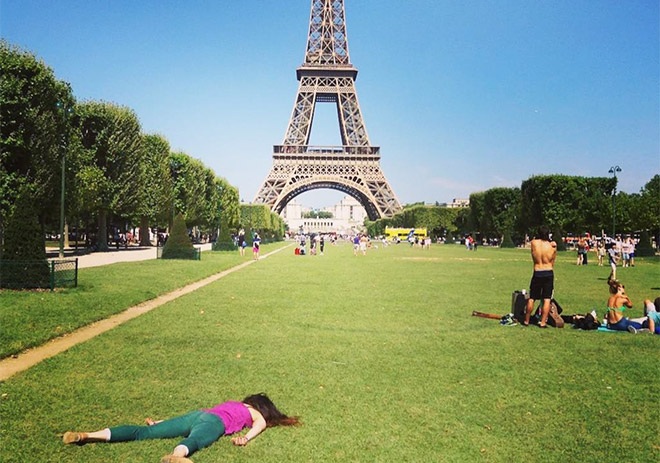 Αυτή η γυναίκα τρολάρει τις σέλφι – Τραβάει φωτογραφίες σε διάσημα μέρη και παριστάνει τη νεκρή (Photos) - Media