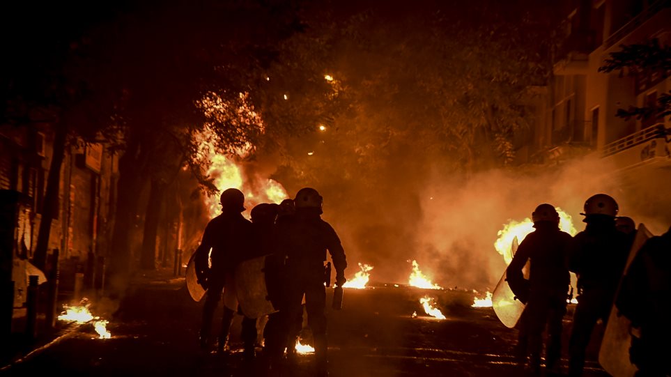 Επίθεση με μολότοφ σε ΜΑΤ κοντά στο Πολυτεχνείο - Κάηκε αυτοκίνητο - Media