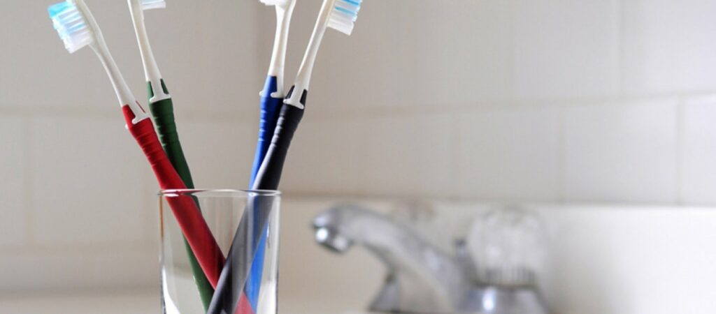 Γιατί δεν πρέπει να αφήνουμε την οδοντόβουρτσα στο μπάνιο μας - Media