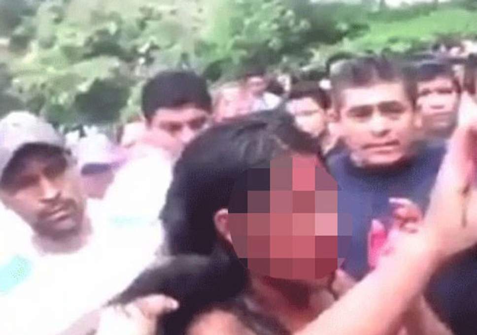 Εξαχριωμένος όχλος χτύπησε, ξεγύμνωσε και έκοψε τα μαλλιά σε γυναίκες που κατηγορήθηκαν ότι έκλεψαν (Video) - Media