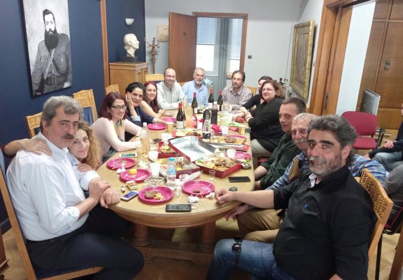 Υπό το βλέμμα του Άρη Βελουχιώτη γιόρτασε τα γενέθλιά του ο Πολάκης (Photo) - Media