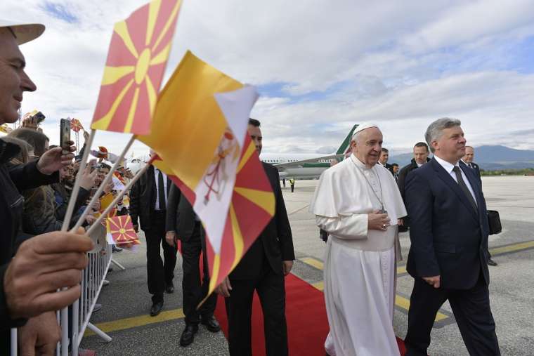 Σε «λαοθάλασσα» 10.000 ανθρώπων μίλησε ο Πάπας στα Σκόπια - Αναφορά μόνο σε «Βόρεια Μακεδονία» - Media