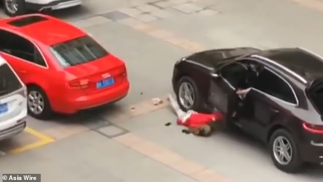 Ζευγάρι μάλωνε μέσα σε Πόρσε μέχρι που ο άνδρας πέταξε τη γυναίκα στο δρόμο και την πάτησε (Video)   - Media