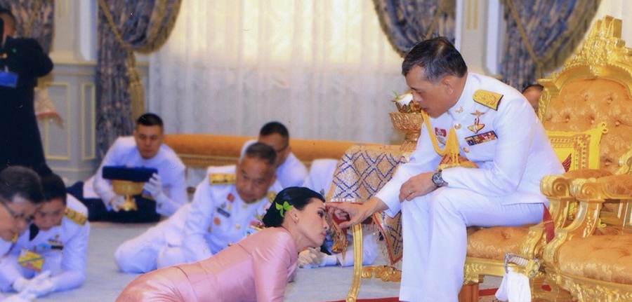 Η απόλυτη υποταταγή: Η βασίλισσα στα πόδια του βασιλιά  - Media