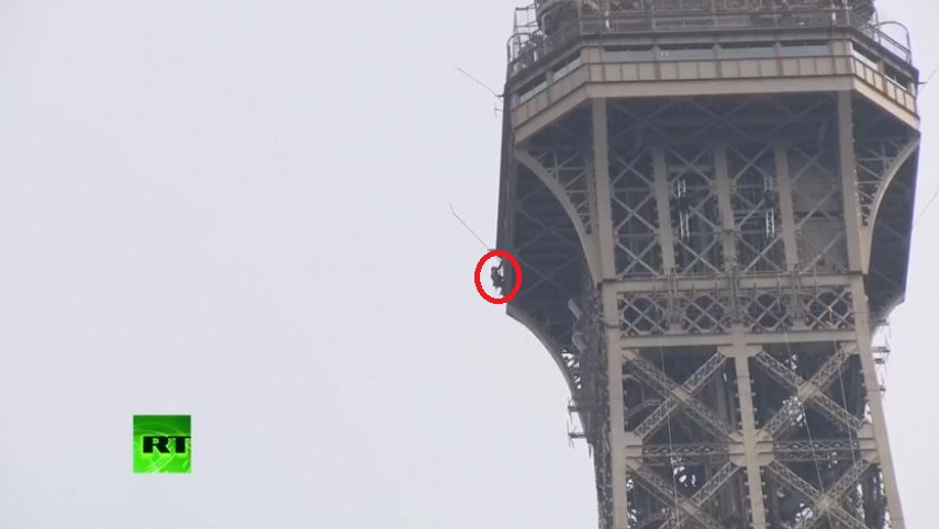 Εκκενώνεται ο Πύργος του Άιφελ - Άνδρας σκαρφαλώνει στην κορυφή (Video) - Media