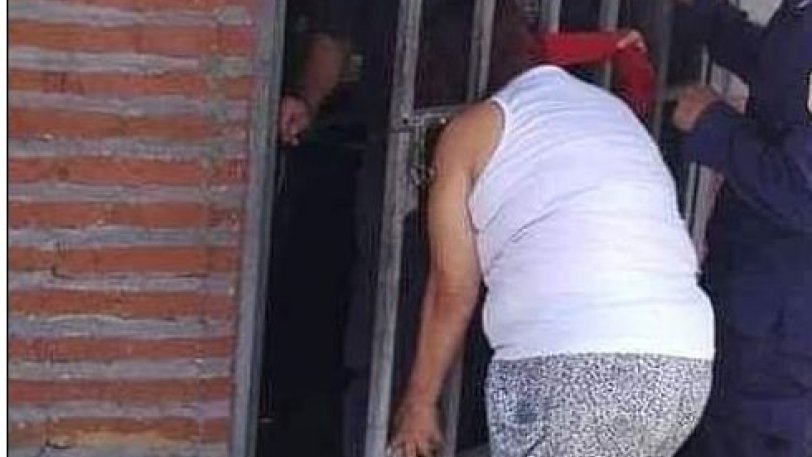 Κουτσομπόλα «κατασκόπευε» γείτονες - Έκοψαν κάγκελα για να την ξεσφηνώσουν (Photos) - Media