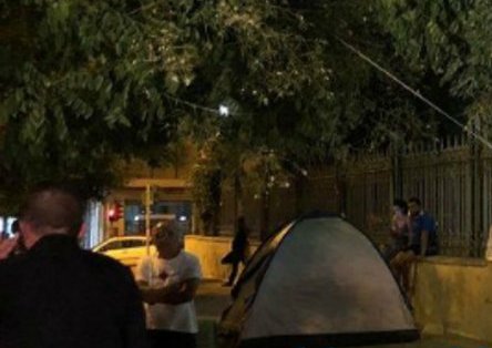 Συμβασιούχοι έστησαν σκηνές έξω από γραφεία του ΣΥΡΙΖΑ - Media