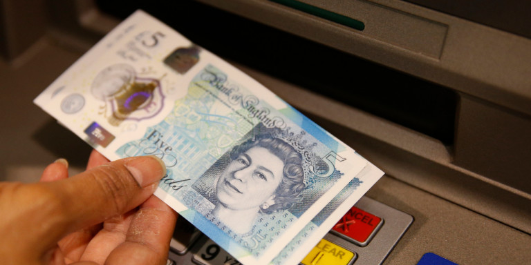 Καταρρέει η στερλίνα-Αγωνία για τη διαδοχή της Τερέζα Μέι - Media