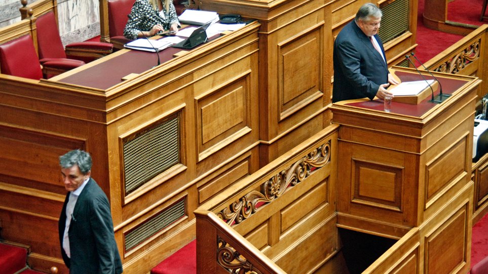 Άγρια κόντρα Βενιζέλου - Τσακαλώτου στη Βουλή για υπερπλεονάσματα και ελαφρύνσεις - Media