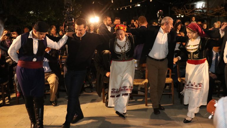 Παρασκήνιο από την επίσκεψη Τσίπρα στην Κρήτη: Ο χορός της προοδευτικής συμμαχίας, οι ρακές και το...ομορφόπαιδο ο Αλέξης! - Media