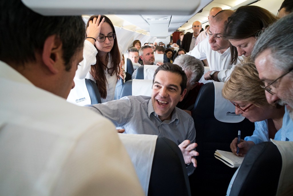 Με το αεροπλάνο της… γραμμής ο Τσίπρας στα Γιάννενα - Τα ρουσφέτια που του ζήτησαν οι επιβάτες της πτήσης - Media
