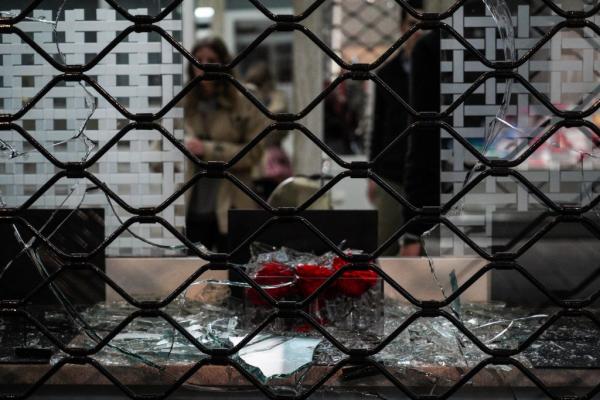 Ελεύθεροι αφέθηκαν οι προσαχθέντες για την επίθεση σε καταστήματα και τράπεζες στο κέντρο της Αθήνας	 - Media