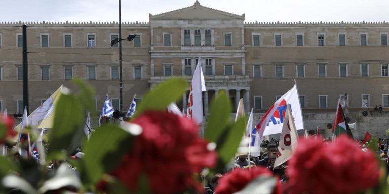 Σε εξέλιξη τα συλλαλητήρια και οι πορείες της Πρωτομαγιάς -Κλειστοί δρόμοι στο κέντρο της Αθήνας - Media