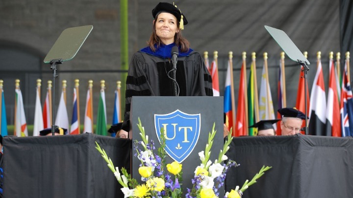 Η Κέιτι Χολμς έδωσε συμβουλές καριέρας σε απόφοιτους πανεπιστημίου - Media