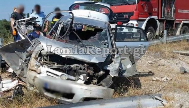 Νεκρός 21χρονος από τροχαίο στην Αταλάντη, χαροπαλεύει 16χρονη - Άμορφη μάζα το ΙΧ (Photos) - Media