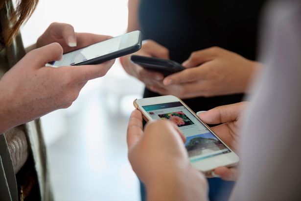 Νέα έρευνα: Οι νέοι βγάζουν «κέρατα» από την υπερβολική χρήση των smartphones (Photo) - Media