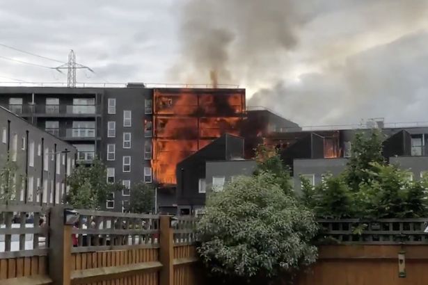 Μεγάλη πυρκαγιά σε πολυκατοικία στο Λονδίνο - Στις φλόγες έξι όροφοι (Photos) - Media