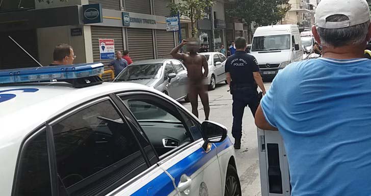 Άνδρας που κυκλοφορούσε γυμνός αναστάτωσε το κέντρο της Λάρισας (Video) - Media