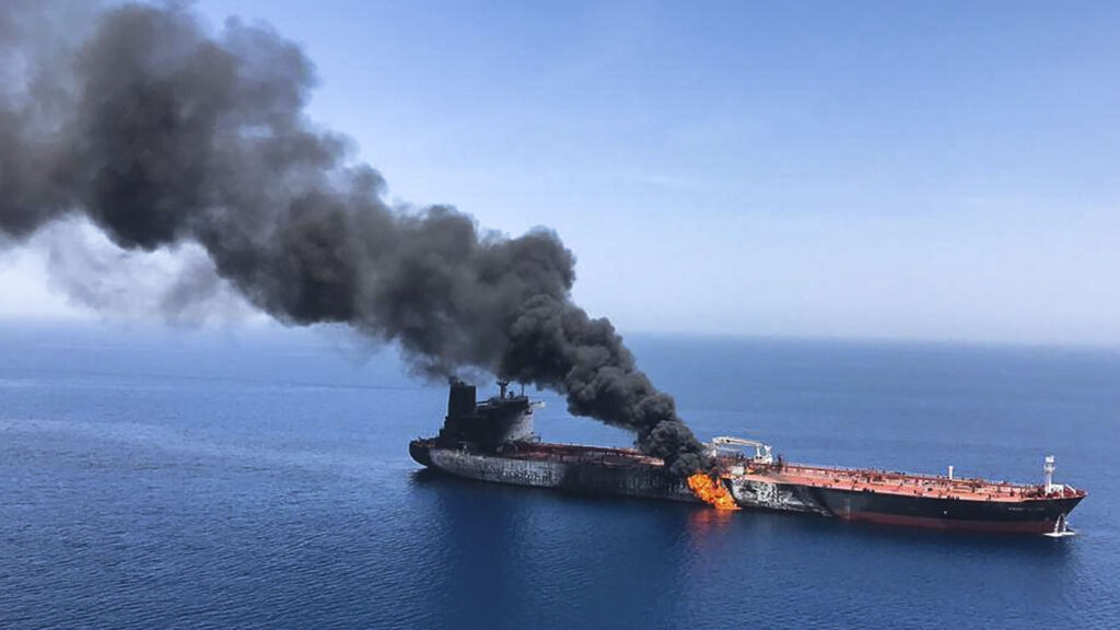 «Παιχνίδι με τη φωτιά» στο Ορμούζ: Οι ΗΠΑ κατηγορούν το Ιράν για την επίθεση στα δεξαμενόπλοια - «Βρέθηκε νάρκη» - Media