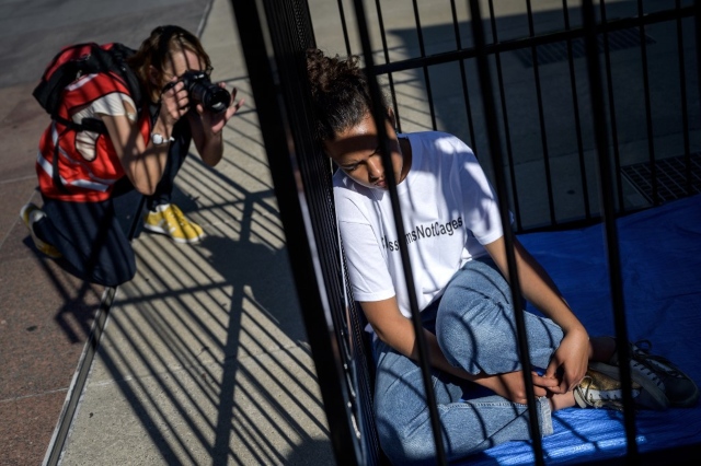 Έφηβοι σε κλουβιά έξω από την έδρα του ΟΗΕ - Media