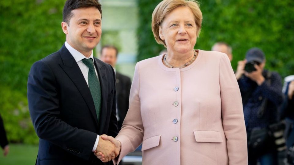 Μέρκελ: «Είμαι καλά, όταν έχει ζέστη να πίνετε περισσότερο νερό και λιγότερο καφέ» - Media