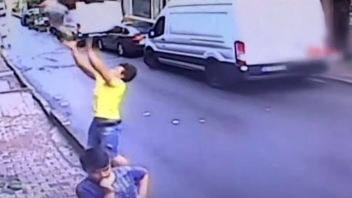 Απίστευτος 17χρονος ήρωας, έπιασε στον αέρα δίχρονο κοριτσάκι που έπεσε από τον δεύτερο όροφο (Video) - Media