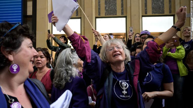 Διαδηλώσεις στην Ελβετία για τη μισθολογική ισότητα: «Ο Χάρι Πότερ θα ήταν νεκρός χωρίς την Ερμιόνη» - Media