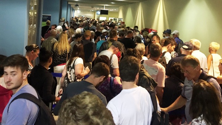 «Μπούμερανγκ» για τους επιβάτες η ιδιωτικοποίηση - Εικόνες ντροπής στο αεροδρόμιο της Ρόδου (Photos) - Media